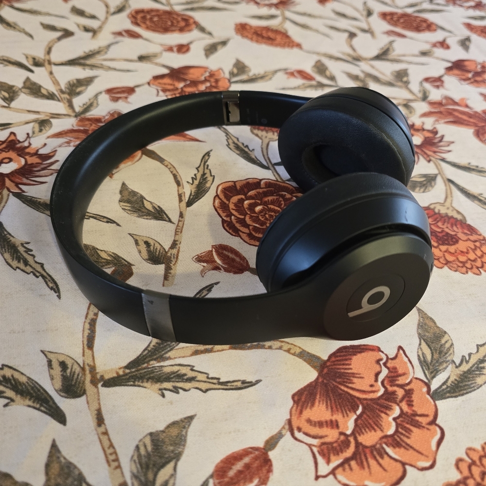 Beats Solo 4 Wireless Over-Ear Headphones — Black - Picture 2 of 6